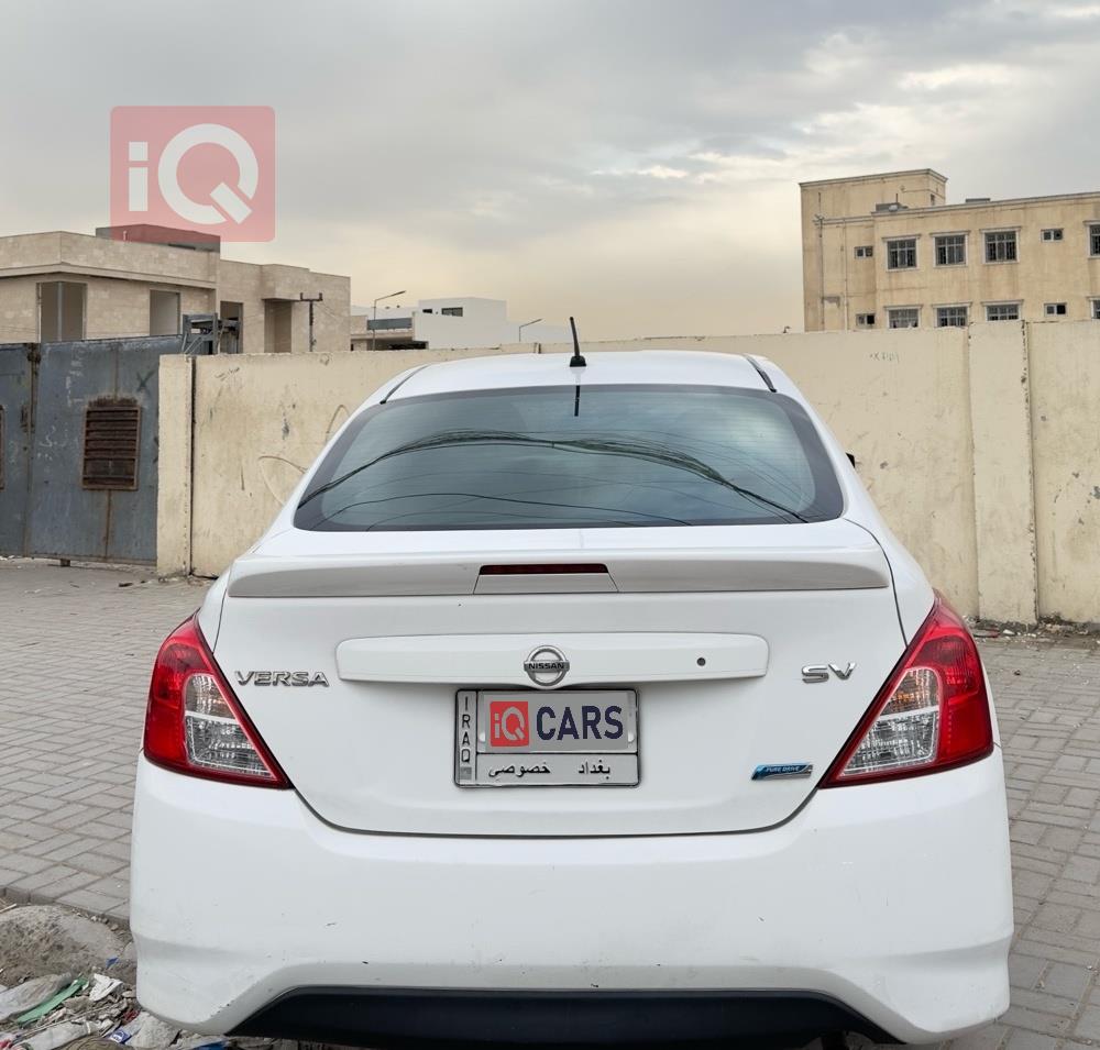 نيسان فيرسا